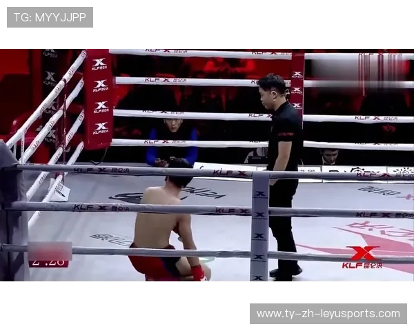 埃德华兹高扫成功 KO,对手瞬间倒地