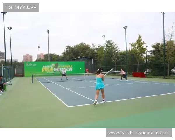 “网球赛事：高新体育中心赛场的精妙对抗与攻守转换”